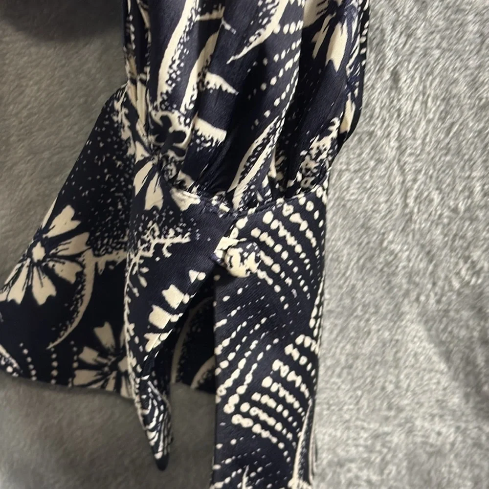 Anthropologie blouse women’s small Black blue White Puff‎ Sleeve Blouse v back